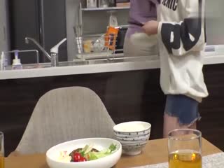 不论外表性格都完全相反的姊妹一起喜欢我！ ？与女友妹妹（G罩杯！！）不知恐怖忍住声音做爱 结城梨乃