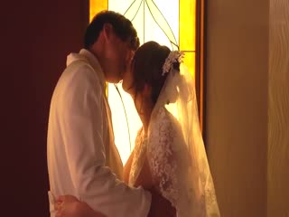 在结婚礼堂对新郎浓厚舔吻的婚礼顾问 橘萌萌香