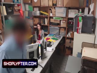 被怀疑入店行窃并被带到幕后