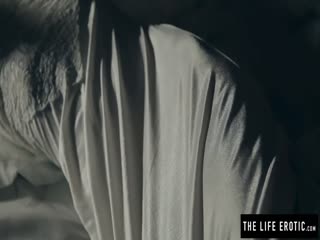 性欲旺盛的MILF用打碎的鸡蛋手淫达到性高潮
