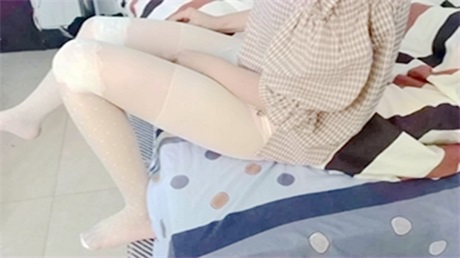 大忽悠牛人冒充星探街上尾随学院派妹子骗到住所穿上丝袜做爱