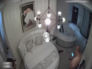 猥琐胖男用尽各种手段终于在酒店操了朋友学舞蹈的漂亮女友~连续干了3次操的嗷嗷叫~男说：我爱你~我要干你!