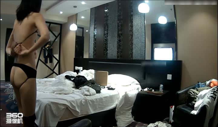 主题酒店偷拍身材修长漂亮的大学美女酒店私会网友时还被迫换上黑丝情趣服玩