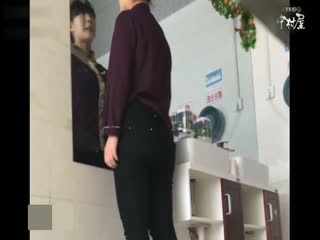 牛人潜入商超女厕偷拍各类美女尿尿
