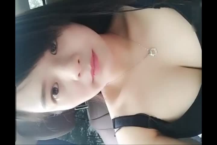 可爱大奶美女主播和宝马车司机粉丝玩车震口爆女上位疯狂摇摆