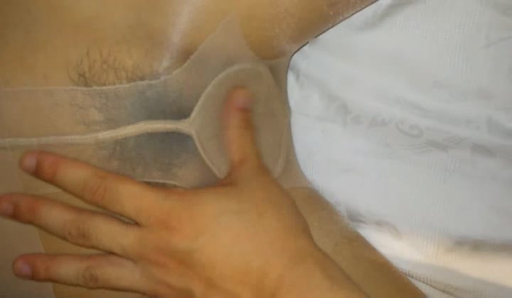 重磅福利-气质漂亮的长发美女晚上和朋友撸串喝多后被带到酒店脱掉短裤尽情玩弄后撕破丝袜狠狠抽插!