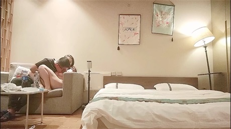 高端大圈极品妹子，花臂纹身美乳，抓着大屌吸吮，美臀骑乘一上一下抽插