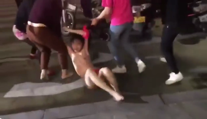 @20208937054 用户上传：暴力抓小三！当街扒光下小三衣服一顿毒打!