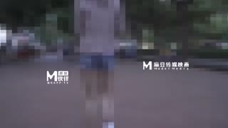 国产AV佳作麻豆导演系列-街头搭讪在读女大学生 名为拍摄写真实则纵情啪啪