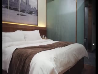 纹身小哥找了个漂亮外围直播啪啪 不怎么会口交抱起来大力猛操
