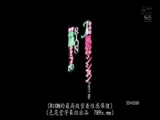 用光滑的巨乳摩擦
