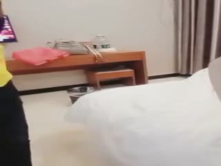[国产剧情]气质美少妇旅馆叫外卖勾搭害羞的外卖小哥