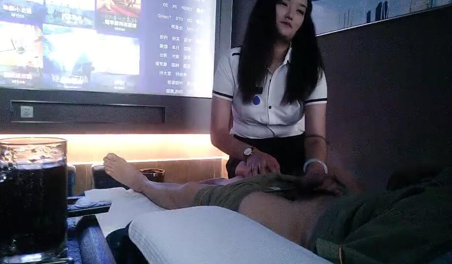 按摩店撩骚颜值不错的年轻女技师，按完脚按腿就坏了，被小哥搂在怀里吃奶子要干她，小妹无奈给大哥打飞机