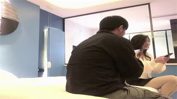 12.07重庆极品约啪实录！五大顶级校花黑丝短裙私密服务流出-中长发御姐床上狂野姿势