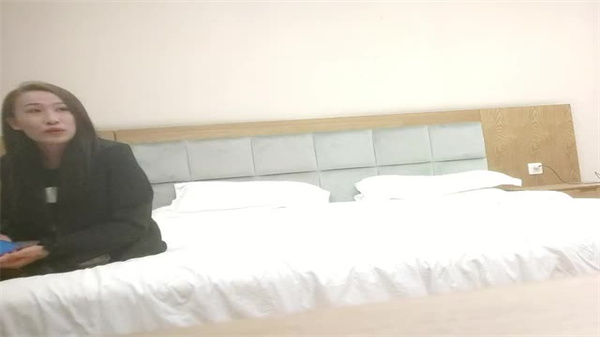 【深夜激战实录】钢铁巨根狂魔突袭高冷外围姐 透视黑丝美腿极致挑逗 跪求饶仍被顶到花枝乱颤