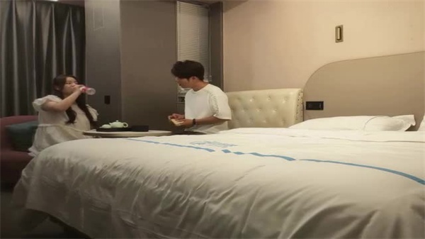 痴迷熟女！猛男约炮肉感肥臀熟妇，换装丝袜女仆激情开干