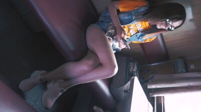 18岁淫荡骚妹地铁上狂吸巨屌！深喉口交实拍