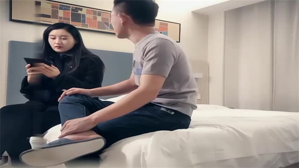 初下海兼职外围御姐！黑丝诱惑遭扑倒强吻，粗暴抓揉巨乳狂吸舔呻吟