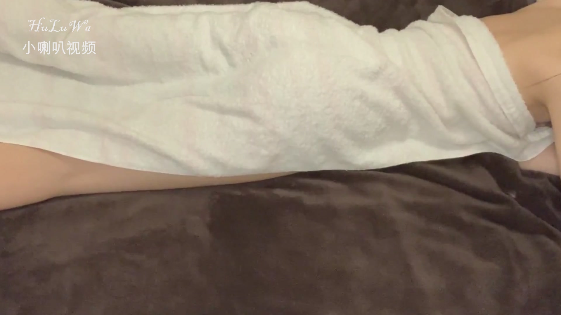 SPA按摩欲火焚身，极品熟女骚穴难耐，主动勾引老中医求操翻