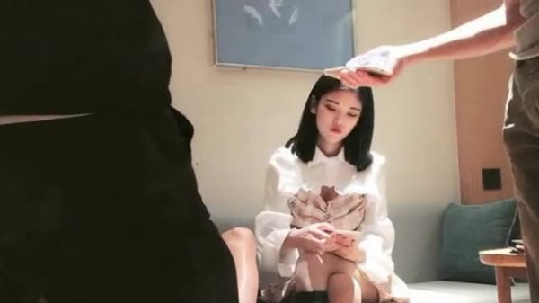 偷拍曝光！大屌魔人高价约操冷酷苗条大奶妹，爆操内射